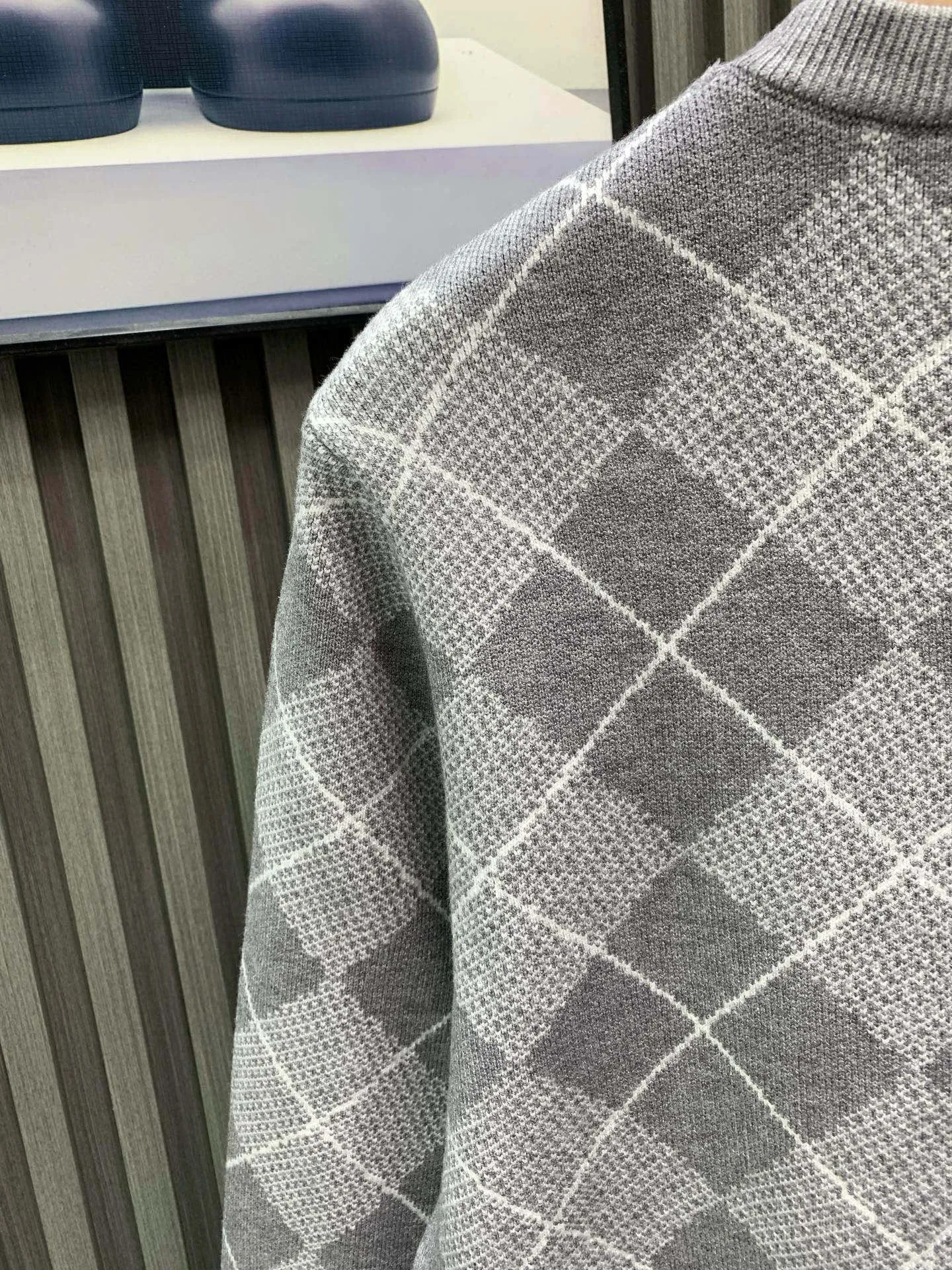 🅿️380 🀄️ Louis Vuitton Louis Vuitton 25*1v diamond plaid cashmere sweater 𝟮5 new autumn and winter products, a must-have~ Love the college style diamond pattern design. Each item is a hot item this year. Made of wool blended fabrics, dyed and custom-woven dyed yarn, multi-sand mouth intarsia technology, Japan Shima Seiki 36 yarn mouth intarsia machine, reverse thread machine knotting Then it is trimmed by hand. It will never come off. It uses half more material than the vest style. The dropped shoulder design adds a lot of relaxation. It will definitely kill all the same type of diamond sweaters~